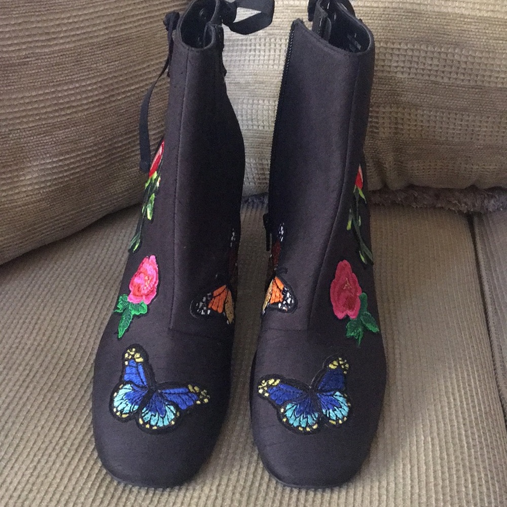 Asos Black embroidered flowers and butterflies ankle boots block heel size 8 - Picture 3 of 11